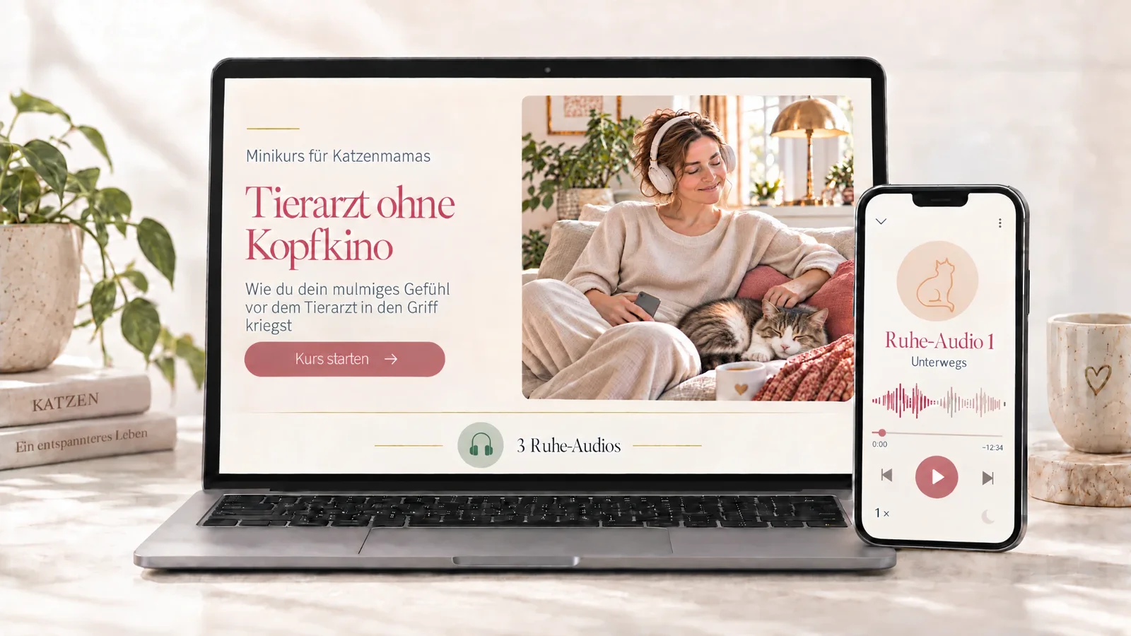 Laptop und Handy mit dem Mini-Kurs: auf dem Laptop die Kursseite „Tierarzt ohne Kopfkino“ mit drei Ruhe-Audios, auf dem Handy läuft ein Ruhe-Audio.